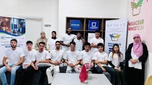 شباب يعملون على أجهزة حاسوب في فضاء ابتكار