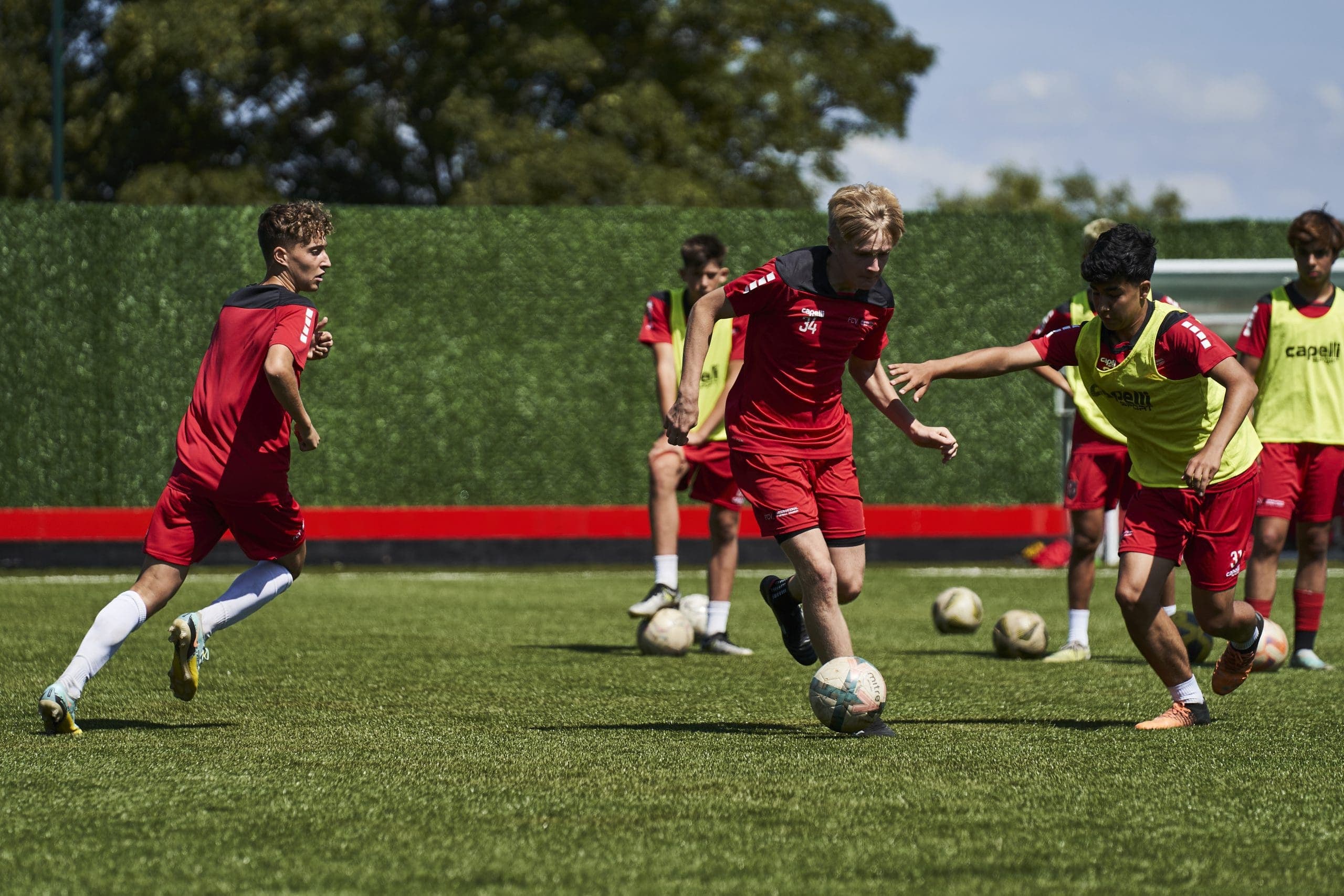 أطفال وناشئون في تدريب كروي