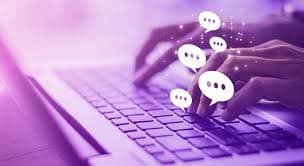 شخص يستخدم منصة رقمية للكتابة والنشر